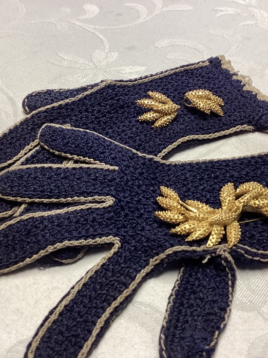 Sarah Coventry Jewelry - Sarah Coventry fabulous set earrings n brooch leafs GOLD TONE. MOMS COLLECTION